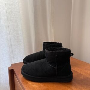 Black Womens Ugg Boots Mini Classic II Black Warm Authentic size 7